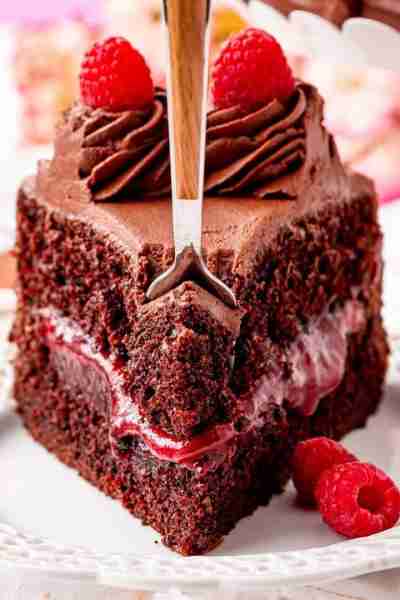 🍫🍰 Calling all chocolate and raspberry lovers! 🍰🍫 This Dark Chocolate Raspberry Cake is a showst...