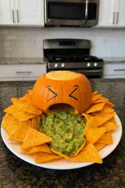 🎃 Puking Pumpkin Guacamole Dip — Easy Halloween Snack! Ingredients (serves 6–8): • 1 small pumpkin...