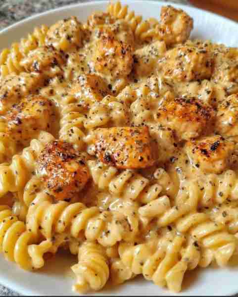 Creamy Garlic Parmesan Chicken Pasta 🍝 Recipe: Ingredients: 2 chicken breasts, cut into cubes 2 cup...
