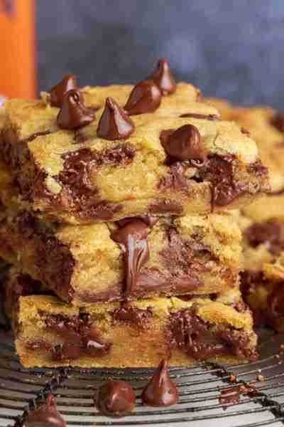 Gooey Chocolate Chip Cookie Bars! 💖💚 Imagine all the deliciousness of a cookie, but in bar form. I...