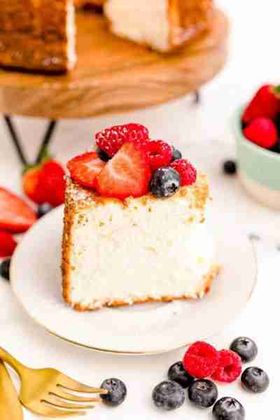 🍰💖Light, airy, and oh-so-delicious - you won't be able to resist this Angel Food Cake!🍓 🌟RECIPE...