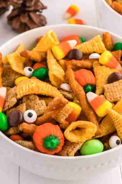 Halloween Snack Mix 🥨🍫 Get RECIPE in first comment below 👇
