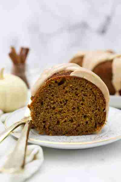 This pumpkin bundt cake recipe is an easy fall dessert, ready for the oven in 15 minutes! Comment P...