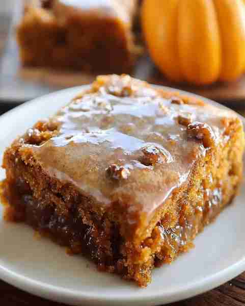 Pumpkin Honey Bun Cake Ingredients: 1 box spice cake mix 4 large eggs 1 cup sour cream 3/4 cup veget...