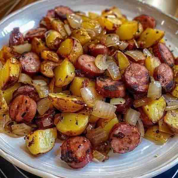 Fried Potatoes and Onions with Smoked Polish Sausage Feast 🥔🧅 Ingredients: 1 lb smoked Polish saus...