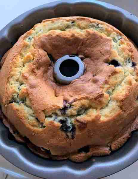 This sour cream blueberry coffee cake is one really delicious Sunday coffee cake! I have no idea whe...