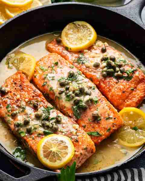 🍋🥬 This Salmon Piccata is going to rock your weeknight dinner routine! 🍋🍋 A handful of everyday...