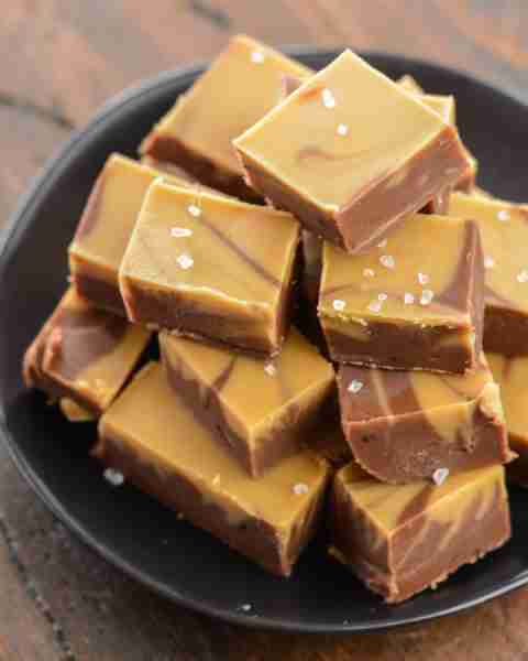 This Low Carb Peanut Butter Chocolate Fudge has about 2 net carbs per slice and is the perfect keto...