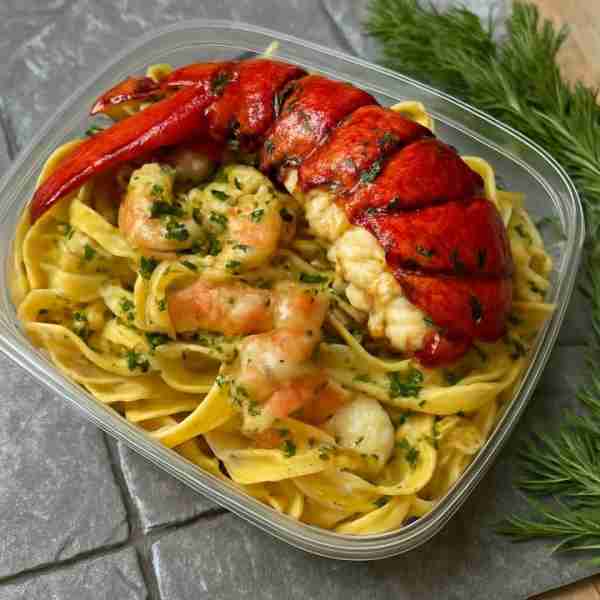 Creamy Seafood Fettuccine (Takeout Style) Introduction Silky pasta, rich cream sauce, and tender sea...