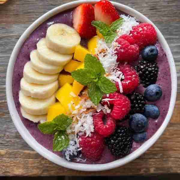 Smoothie Bowl 🛒 Ingredients: Smoothie Base: 🍇 1 cup frozen blueberries 🍓 1 cup frozen strawberrie...