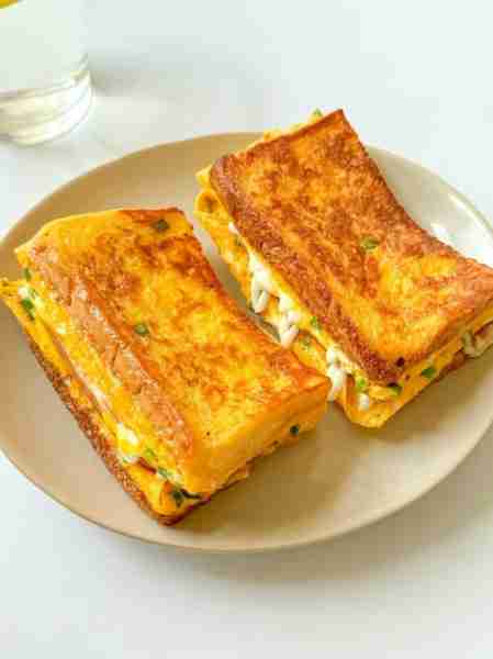 Golden and fluffy egg toast sandwiches 🥪✨ filled with creamy mayo and melted cheese 🧀 — crispy ou...