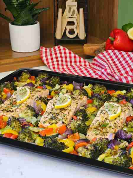 SALMON TRAY BAKE - EASY & HEALTHY! ✨️🍣 This salmon tray bake is a quick dinner recipe that combine...