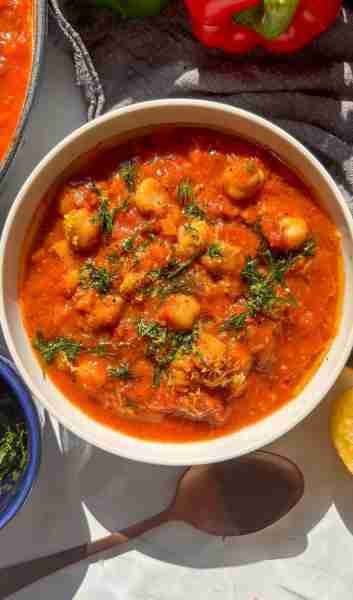 Beautiful Beans😍 This Mediterranean-style chickpea soup🥄 has a light tomato broth flavored with lo...