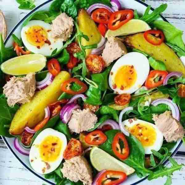 We love easy #CleanEating ideas on Mondays! ❤️ This Bright Tuna Nicoise Salad surely fits the bill -...