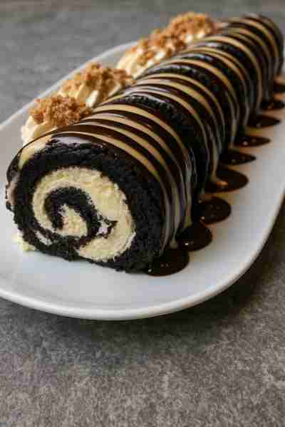Oreo Cream Cheese Cheesecake Sushi Roll Dessert This clever recipe from deesviral combines the cream...