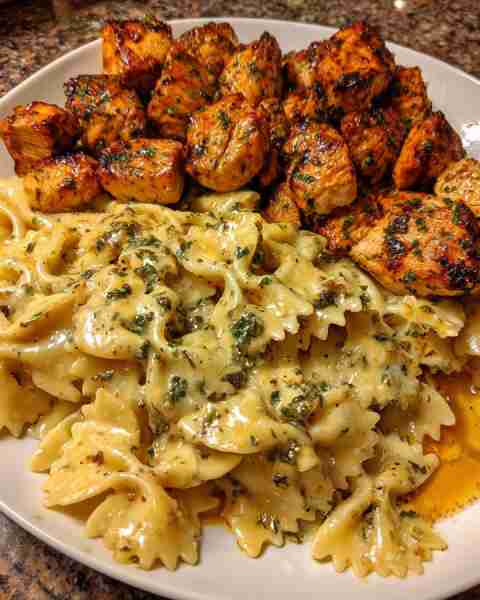 Creamy Garlic Parmesan Chicken Bowtie Pasta with Mozzarella Cheese Sauce Ingredients: 2 large bonele...