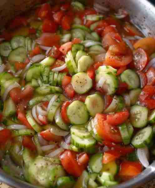 I’m not a salad person, but this changed me. It’s fresh, tangy, and totally addictive. 🤤 𝗙𝗨𝗟𝗟 𝗥𝗘𝗖𝗜𝗣...