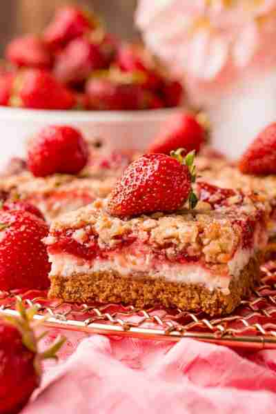 💕 Looking for a sweet treat that will have everyone asking for seconds?! These Strawberry Cheesecak...