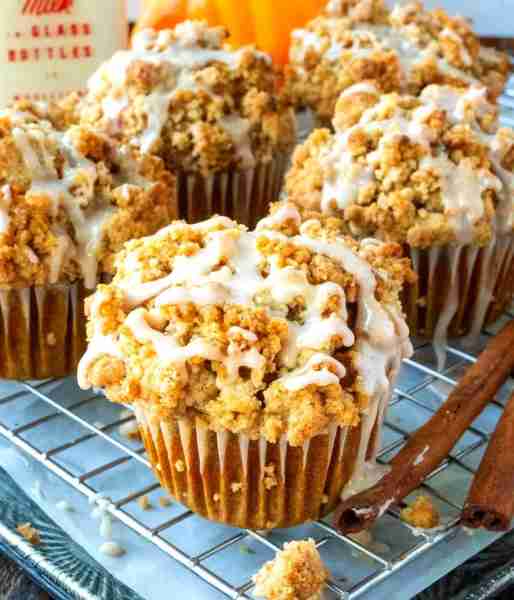 🧁 Pumpkin Streusel Muffins 🍂 Ingredients: • 1 ¾ cups all-purpose flour • 1 tsp baking soda • ½...