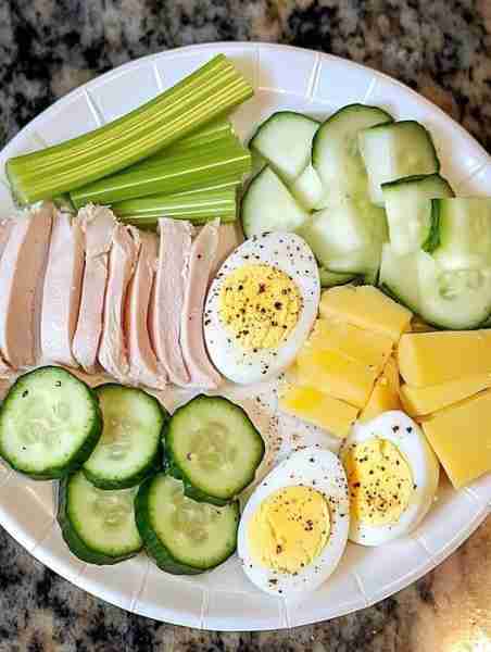 My 2 point dinner tonight! 3 thin slices of rotisserie chicken breast= 0 3 thin slices turkey= 0 Cel...