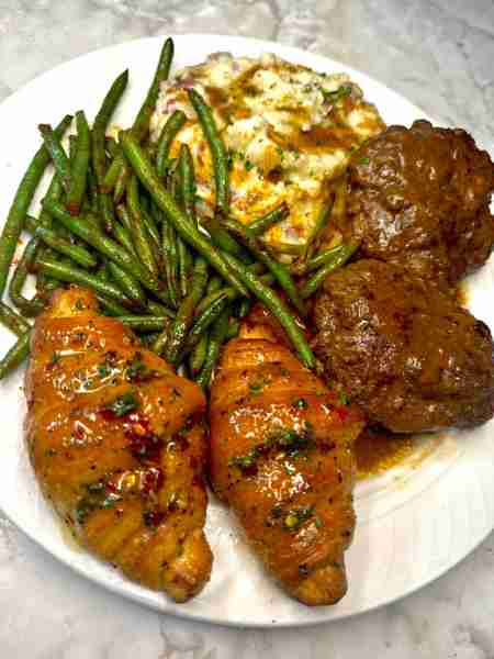Salisbury steak, red skinned mashed potatoes, green beans and honey butter croissants 🔥🔥🔥