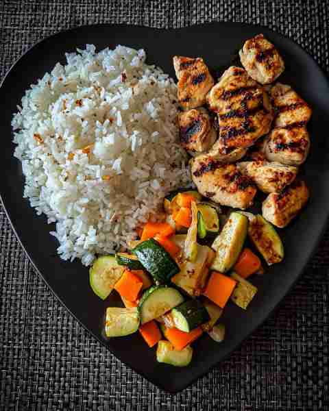 🥗 Healthy Grilled Chicken with Garlic Rice & Sautéed Veggies 🍗🍚🥕 Prep Time: 15 minutes Cook Time...