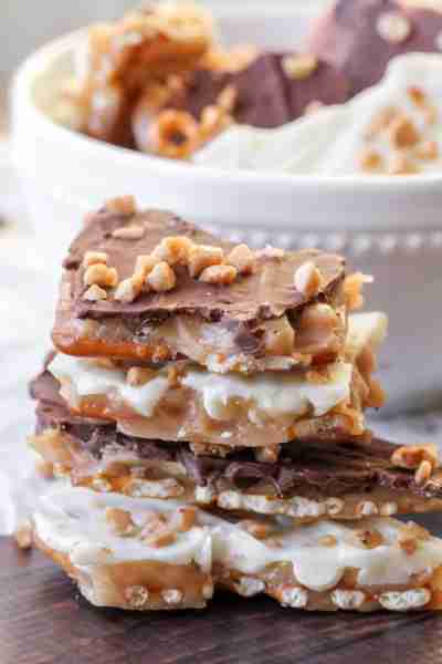 Here's why we love Pretzel Toffee: https://lilluna.com/pretzel-toffee/ 🎁 It only takes about 30 min...