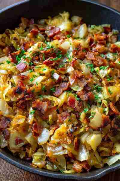 “WARNING: Don’t make this unless you’re ready to eat the entire pan standing over the stove.” 🔥👀 F...