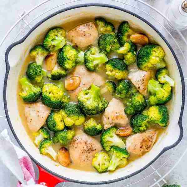 One-Pan Creamy Garlic Chicken + Broccoli A super-fast weeknight dinner idea to keep your week balanc...