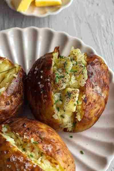 Learn how to make perfectly crispy and fluffy baked potatoes using an air fryer. This method cuts co...