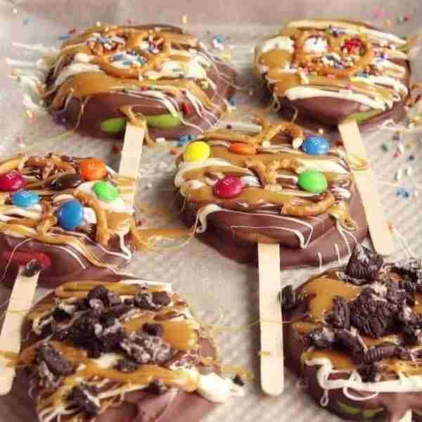 Sliced Caramel Apple Pops! Ingredients 1 c. large semi-sweet chocolate chips 1 Tbsp. coconut oil 2...