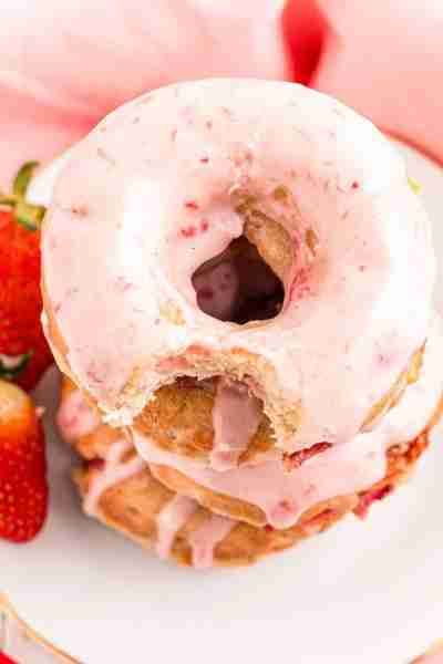 🍓🤤 Made with fresh strawberries, strawberry yogurt, and strawberry preserves, these Baked Strawber...