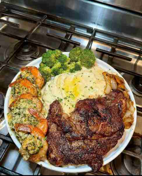 Made Grilled Shrimp and Steak with Creamy Mac & Cheese and Broccoli ! It turned out delicious! I lov...