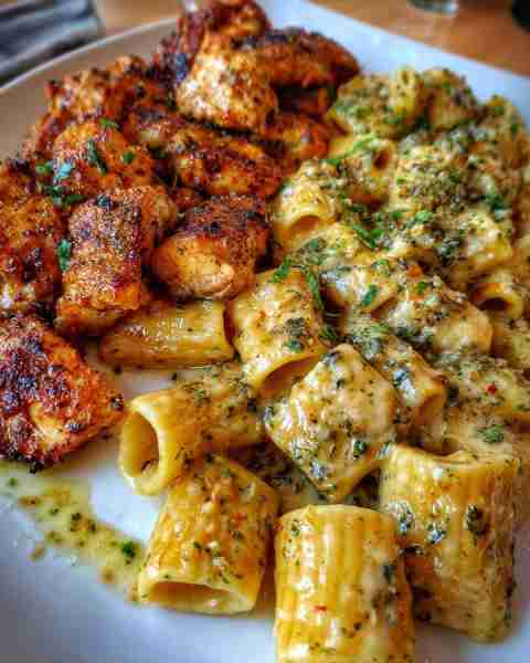 Creamy Garlic Butter Chicken Rigatoni with Velveeta Parmesan Sauce Ingredients: 1½ lbs boneless, ski...