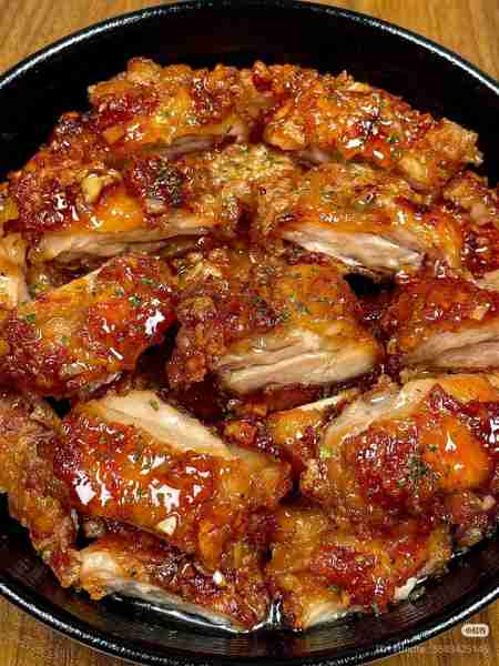 Crispy Honey Garlic Chicken 🍯🍗🌿 Ingredients: 500g boneless chicken thighs or breast, cut into pie...