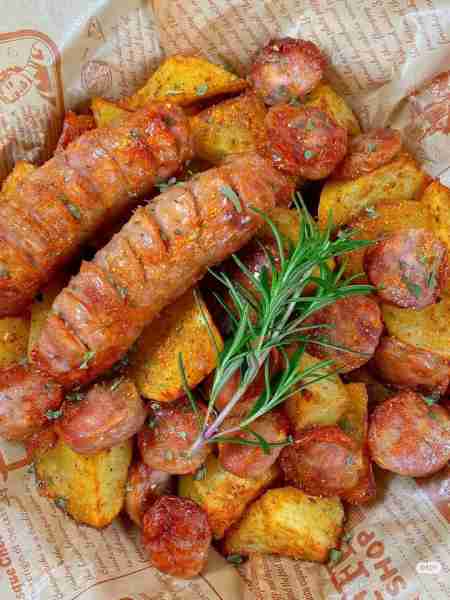 Crispy Sausage & Potato Skillet 🥔🌿🌭 Ingredients: 3–4 sausages (any kind you like) 🌭 3 medium pot...