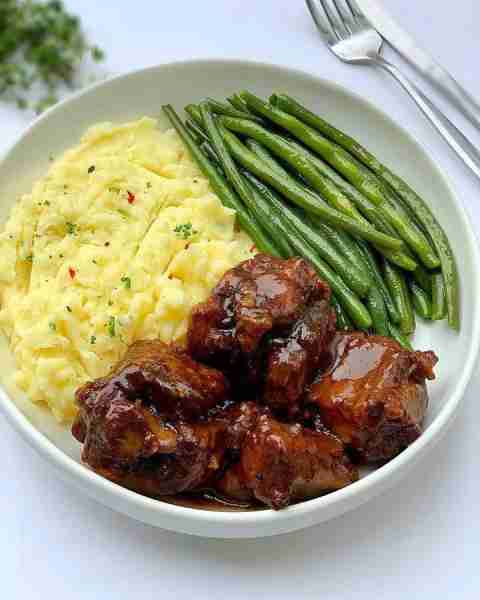 Mashed potatoes with oxtail INGREDIENT: - 1kg Oxtail - 1 onion finely chopped - 2 stalks celery fine...