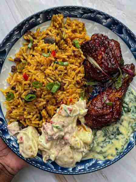 Spicy Fried Rice with Glazed Chicken & Creamy Sides 🍛🍗🥔 A rich and flavorful plate featuring gold...