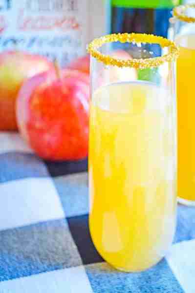 These Apple Cider Mimosas are a perfect for Thanksgiving! 🥂 Recipe below👇