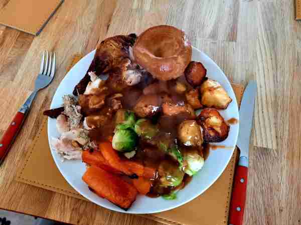 Chicken dinner with homegrown potatoes 😋 Try and find a problem with this roast – I dare you 😋 #fb...