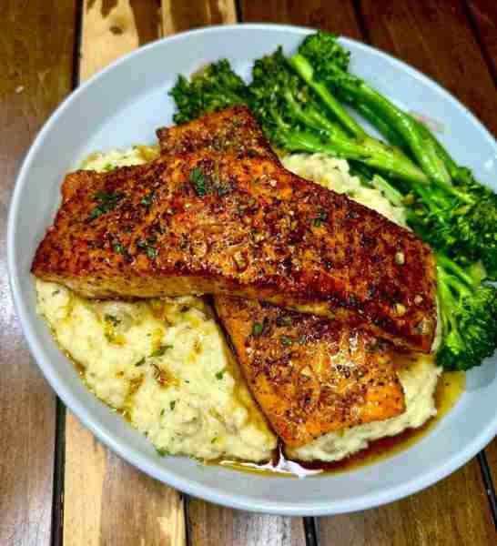 Honey garlic salmon 😍🔥 Pat salmon dry and season with salt, pepper, garlic powder, onion powder, a...