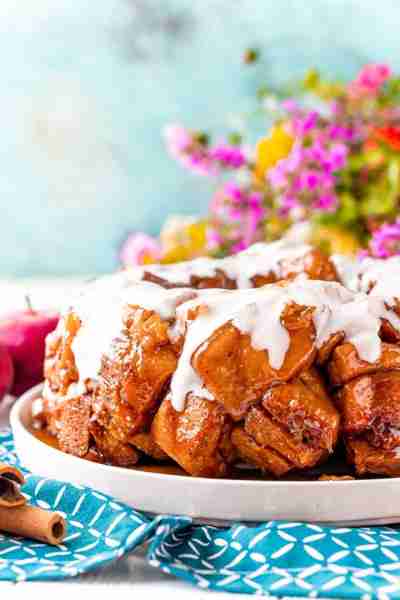 This Apple Fritter Monkey Bread is the ultimate crowd-pleaser, and it's perfect for breakfast, desse...
