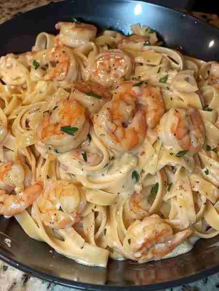 🍤 Creamy Garlic Shrimp Alfredo Pasta 🍝✨ Ingredients: For the Shrimp: 12 large shrimp (peeled & de...