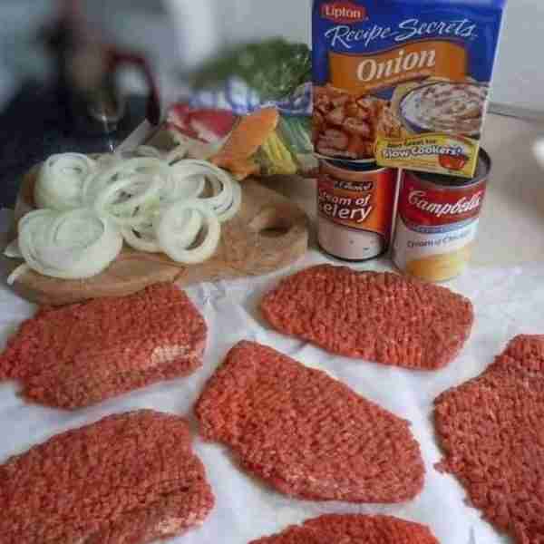 I LOVE easy comfort food in one dish! Crock Pot Cube Steak Ingredients: 6 cube steaks 1 medium onion...