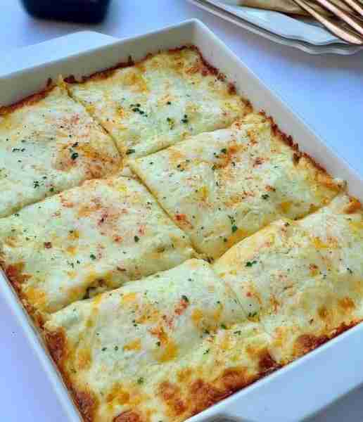 Cheesy Chicken Enchilada Bake 🧀🌯 Ingredients: 2 cups shredded chicken 1 cup shredded cheese ½ cup...