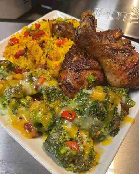 Chicken, rice, and cheesy broccoli. Dinner perfection on a plate! 🍗🍚🥦