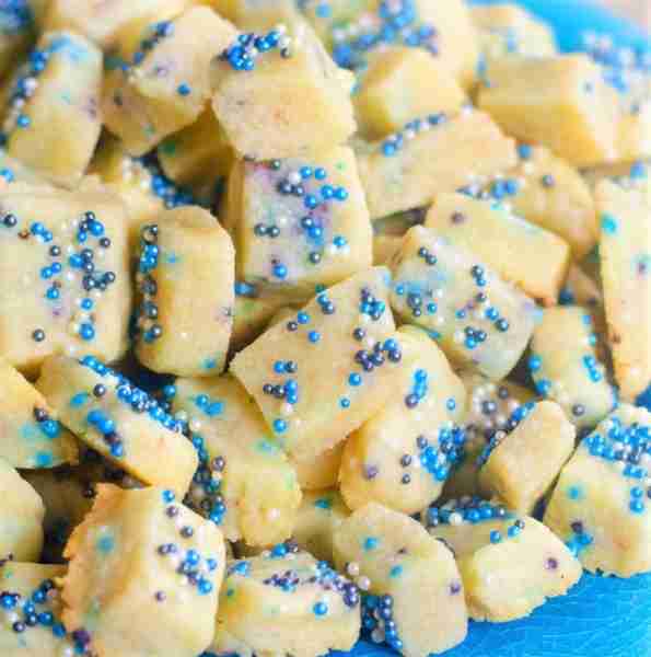 Christmas Winter Shortbread Bites! Delicious bites of shortbread magic! ❄️☃️ RECIPE BELOW!