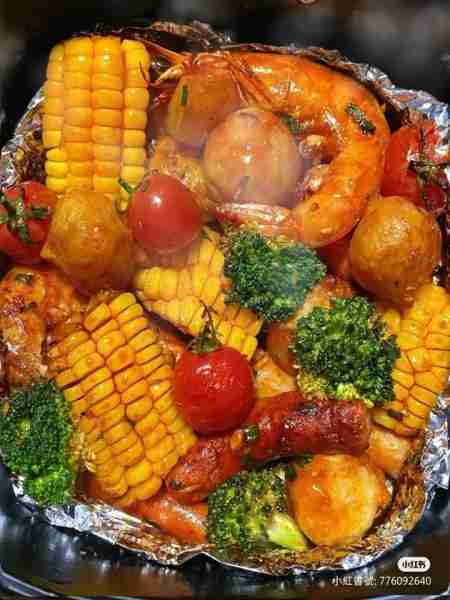 🦐 Spicy Garlic Butter Shrimp & Veggie Foil Bake 🌽🔥 Ingredients: 300g shrimp (with shells on or of...