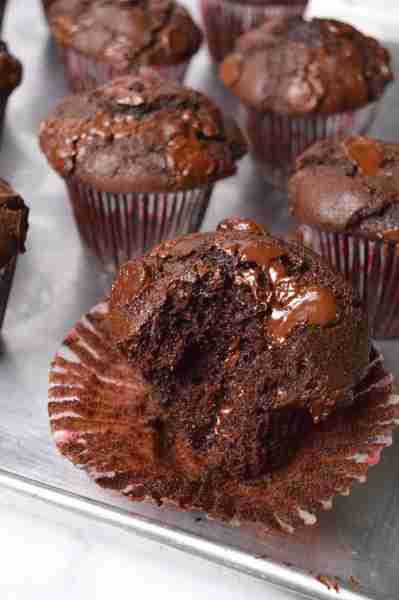 Double Chocolate Muffins with Sour Cream 🍫🧁 Ingredients • 1¾ cups (220g) all-purpose flour • ½ cup...