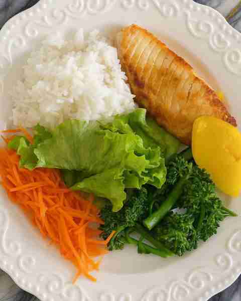 Ingredientes 📝 Filete de pescado 🐟 Camote 🌿 Lechuga 🥬 Brócoli 🥦 Zanahoria 🥕 Arroz 🌾